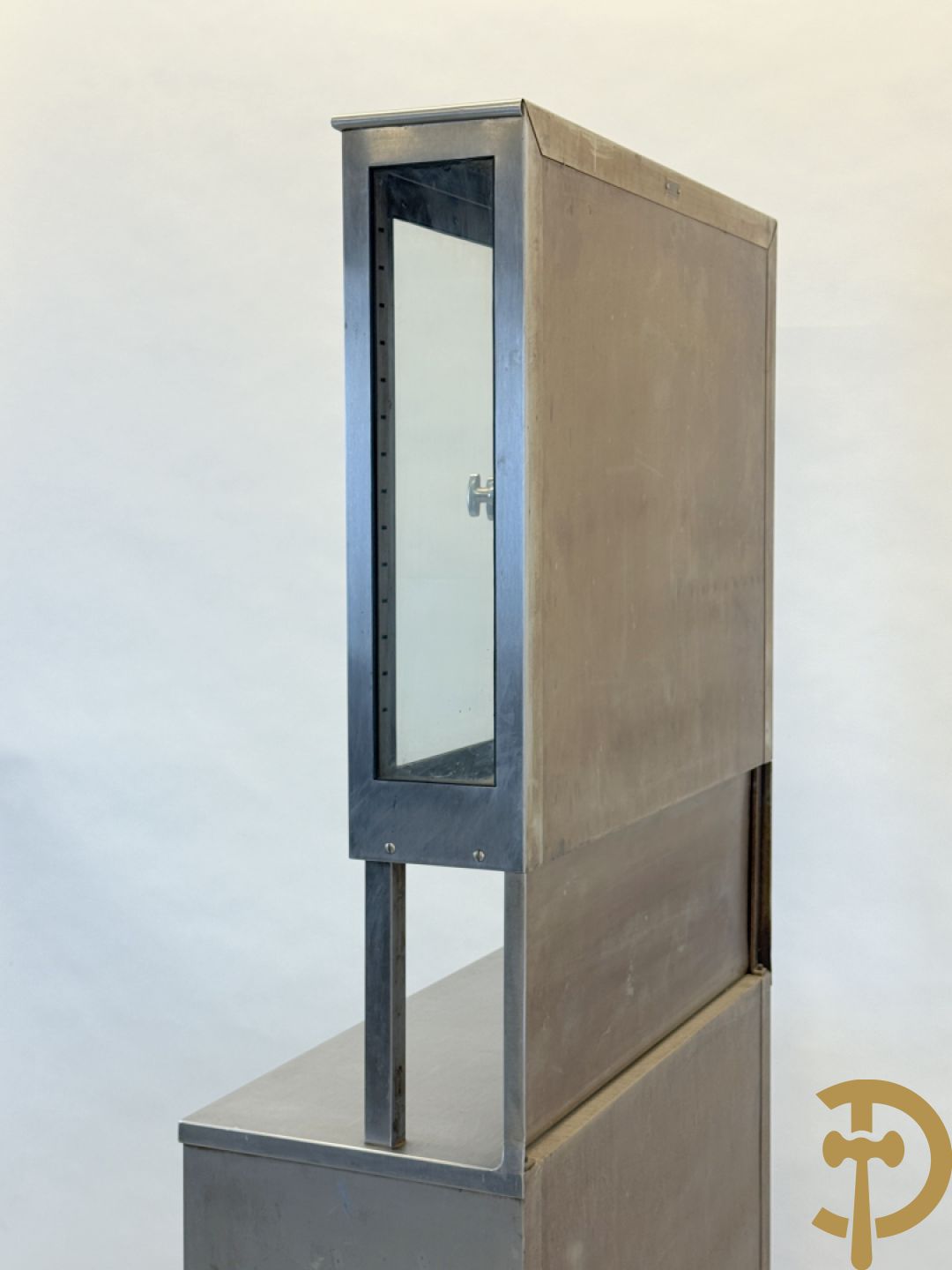 Design inox medisch kabinet, bovenaan met 2 beglaasde deuren, onderaan met deur en 3 lades, by Friedrich Schmitz, Germany