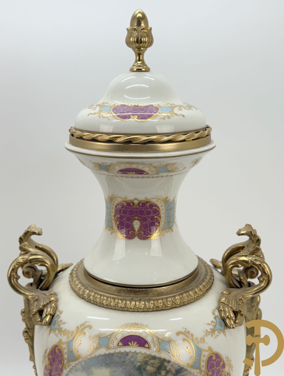 Paar porseleinen Sèvres stijl dekselpotiches met dubbel bedrukt romantisch decor en bezet met bronzen ornamenten