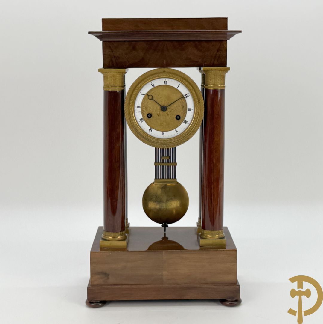 Mahoniehouten vierzuilenklok Charles X