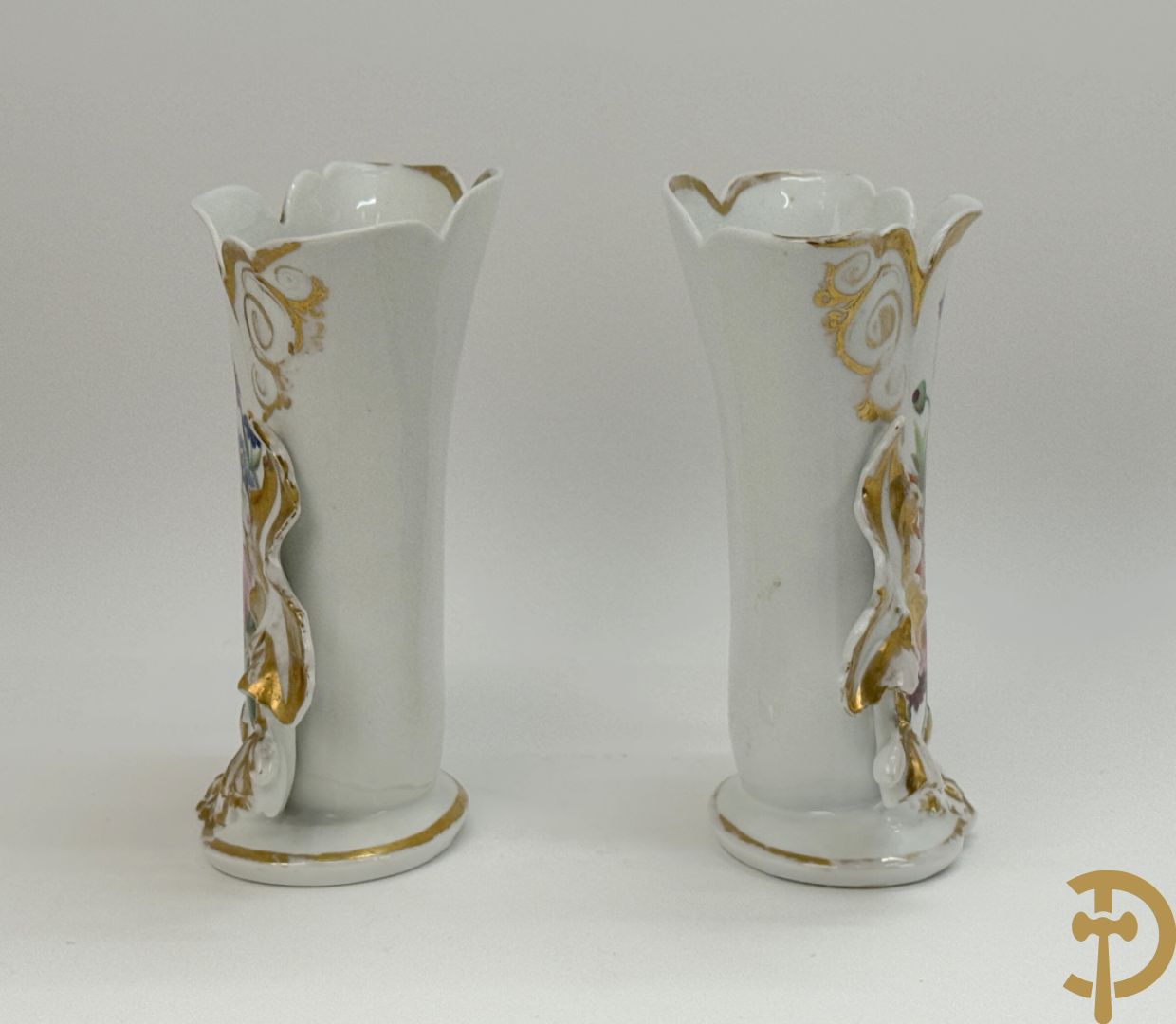 Paar porseleinen Vieux Paris vazen met bloementaferelen