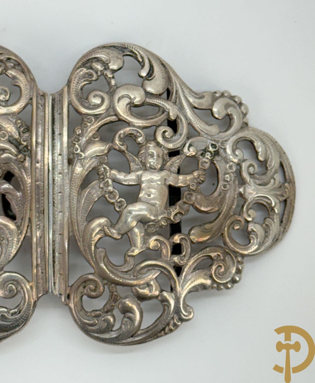 Lot massief zilver w.o. 2 geajoureerd riemboekels waarvan 1 met email bewerkt, geajoureerde centuurhouder met cupido