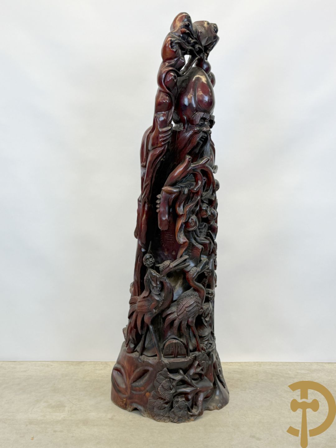 Aziatische houtsculptuur van wijsgeer met staf, vogels en kinderen