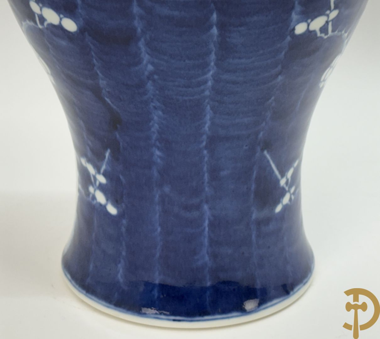 Chinese porseleinen blauw/wit vaas met decor van bloemen op tak