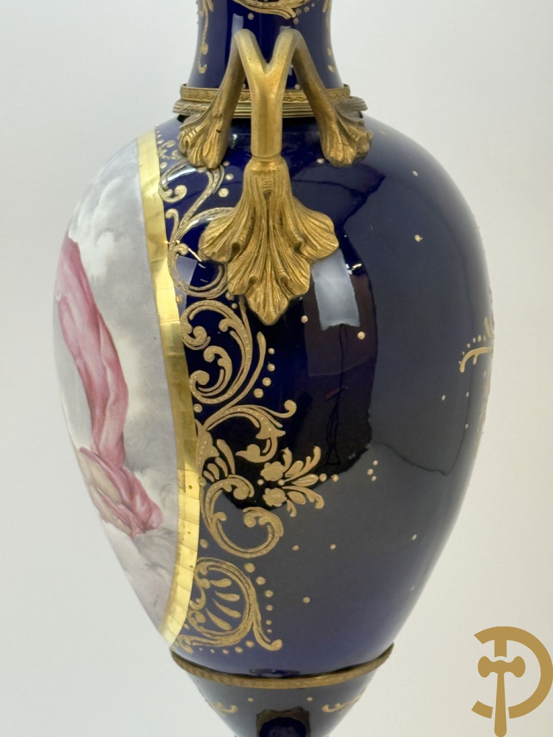 Paar Sèvres stijl vazen met bronzen oren en éénzijdig decor van cupido