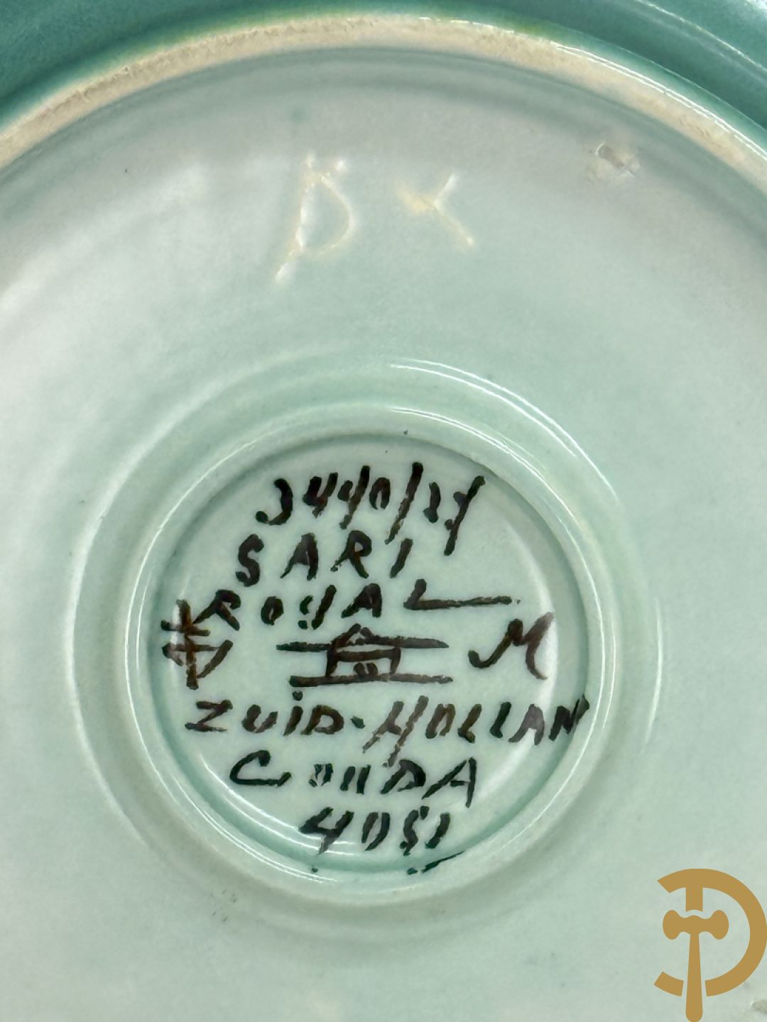 Drie borden in meerkleurige Gouda faience + kandelaar in Gouda faience + 2 vazen in Gouda + bonbonnière Gouda + vaasje Bergen