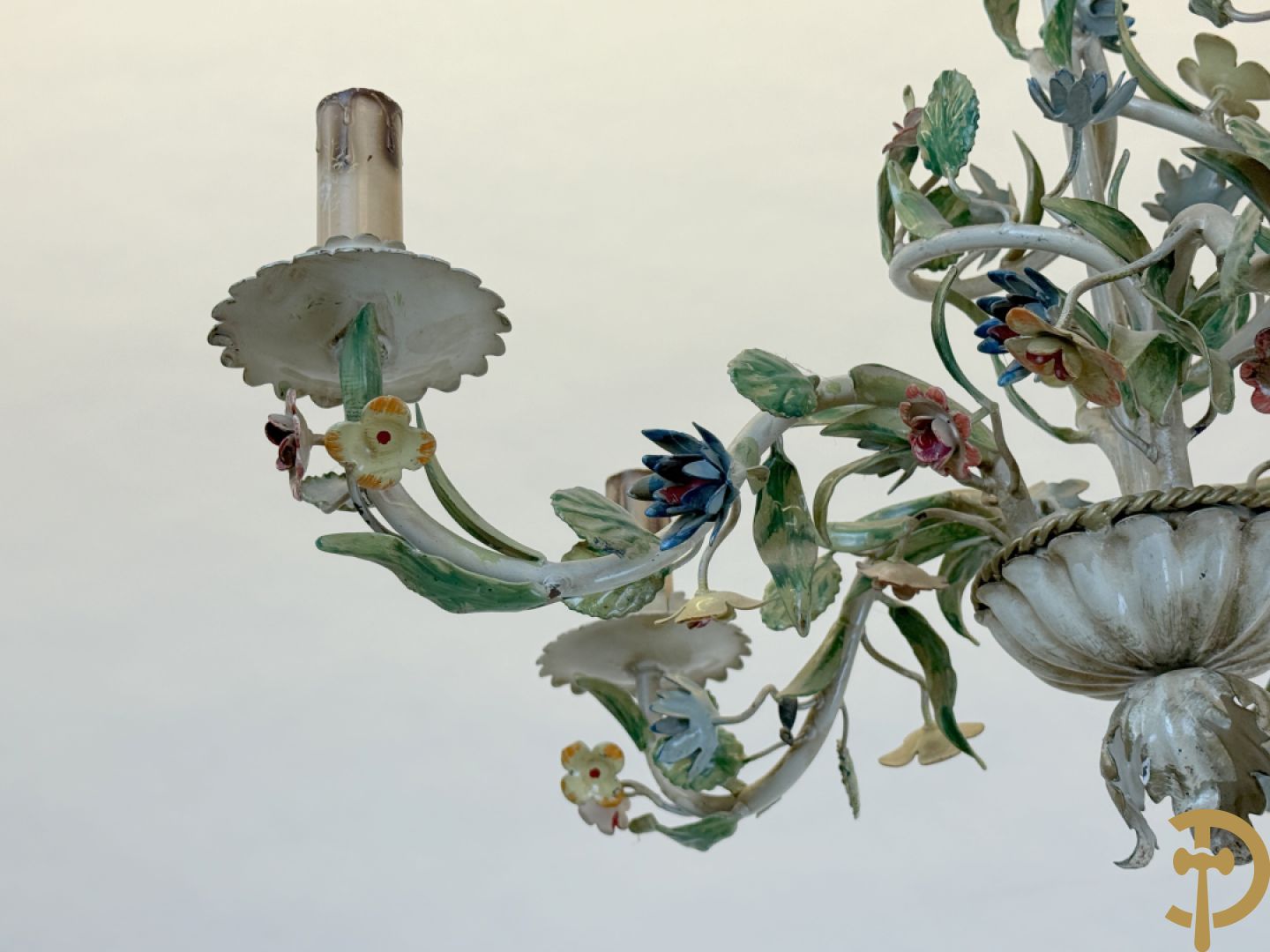 Italiaanse beschilderde vijfarmige luchter met smeedijzeren bloemen