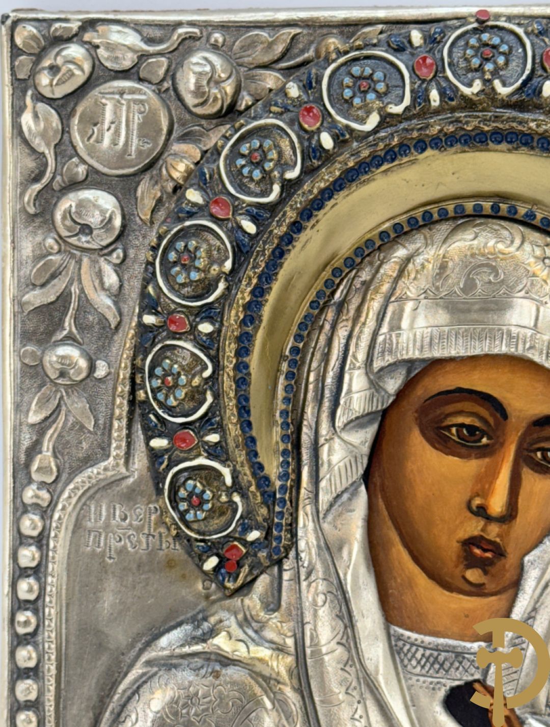 Ikoon met voorstelling van Madonna met kind met verzilverde rizza