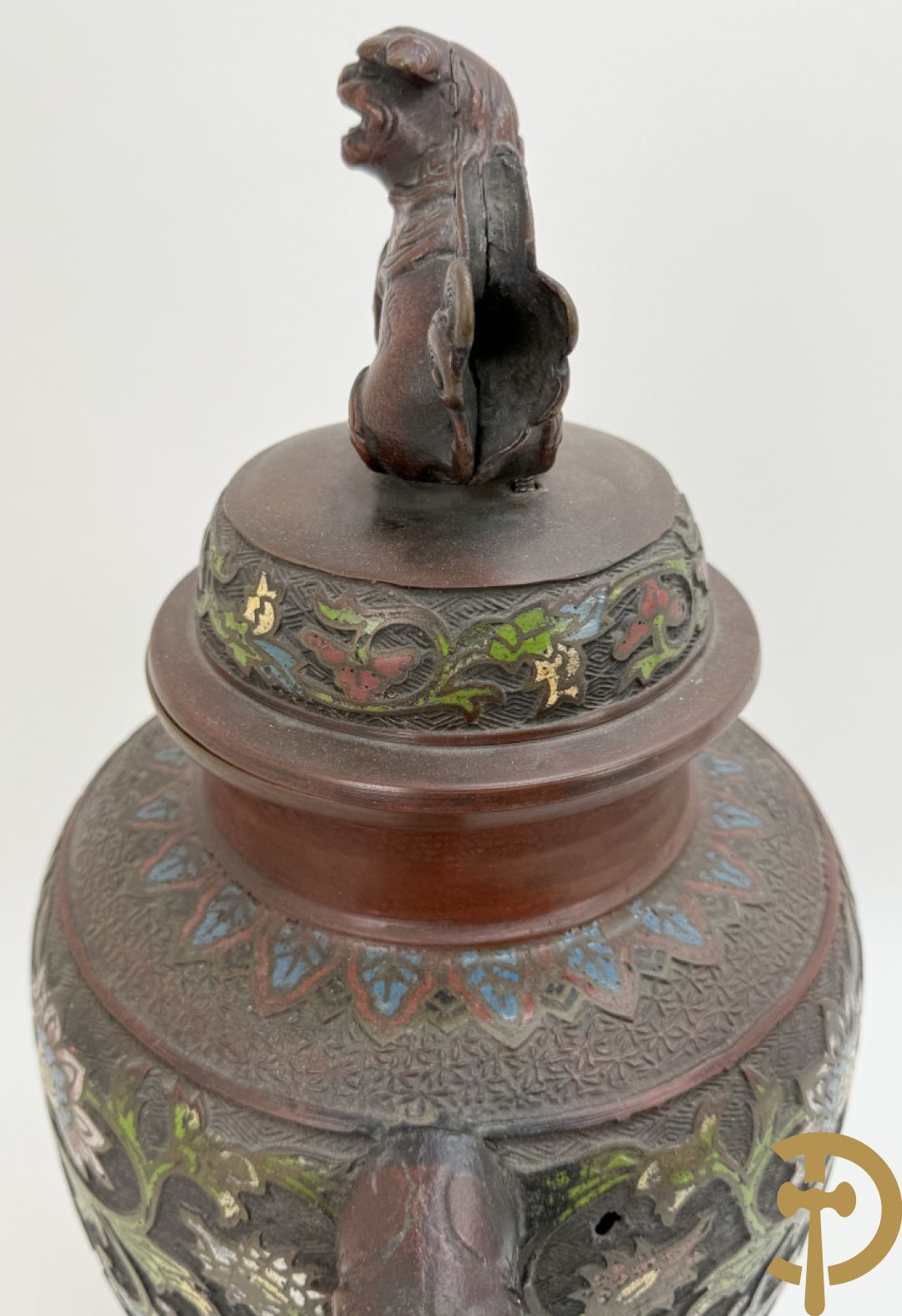 Japanse cloisoné vaas met fo-hond en bloemenmotieven