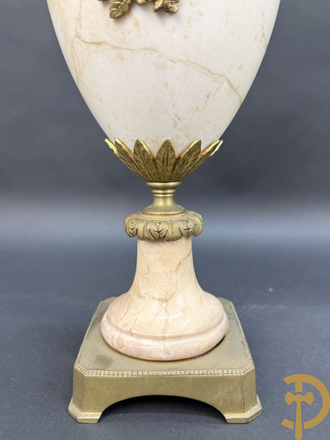 Paar marmeren cassolettes met hermenhoofden en guirlandes