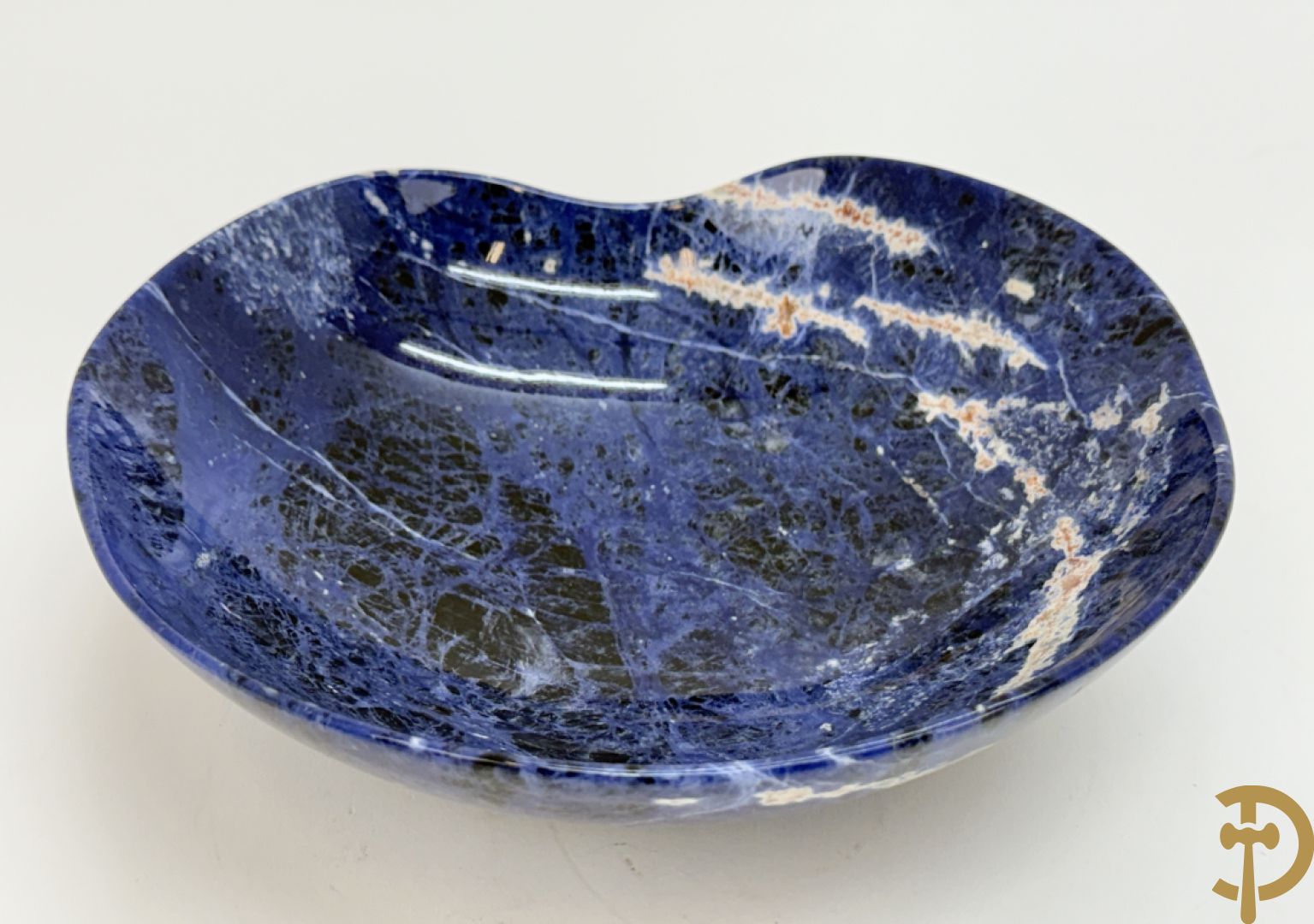 Wolf Helmut (getekend onderaan) Gepolierde schaal/bowl van blauw/wit sodaliet met golvende rand onder getekend WOLF H. (Steinbildhauer, Edelsteingestalter, aus Kirschweiler, Idar-Oberstein),