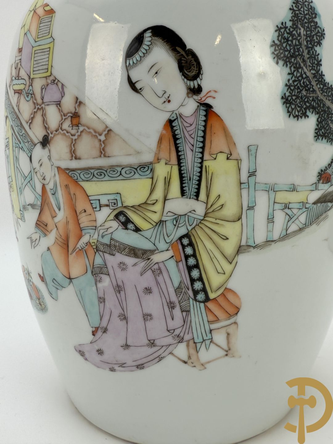 Chinese porseleinen cachepot met decor van dames en kind