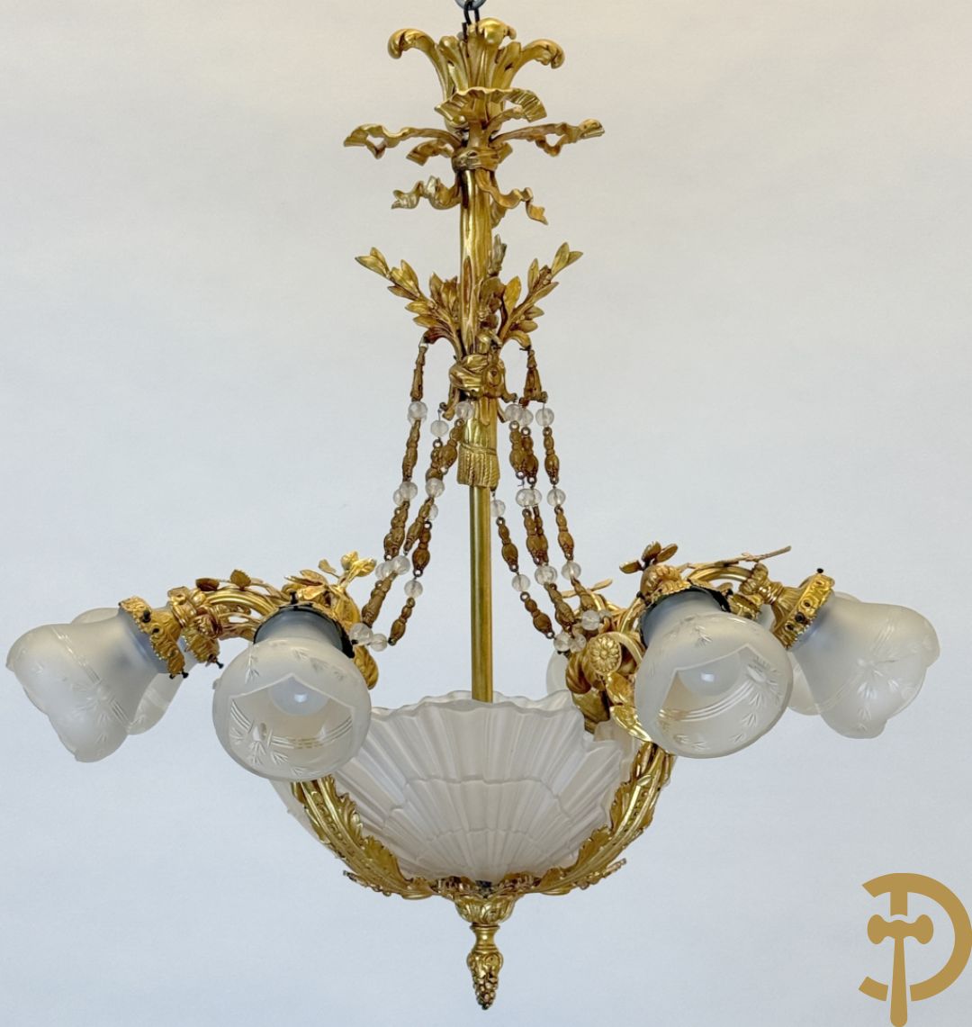 Bronzen vuurvergulde luchter met 4 paar lichtpunten bezet met bladranken, onderaan met glazen schelpen en armen bezet met cupidohoofden