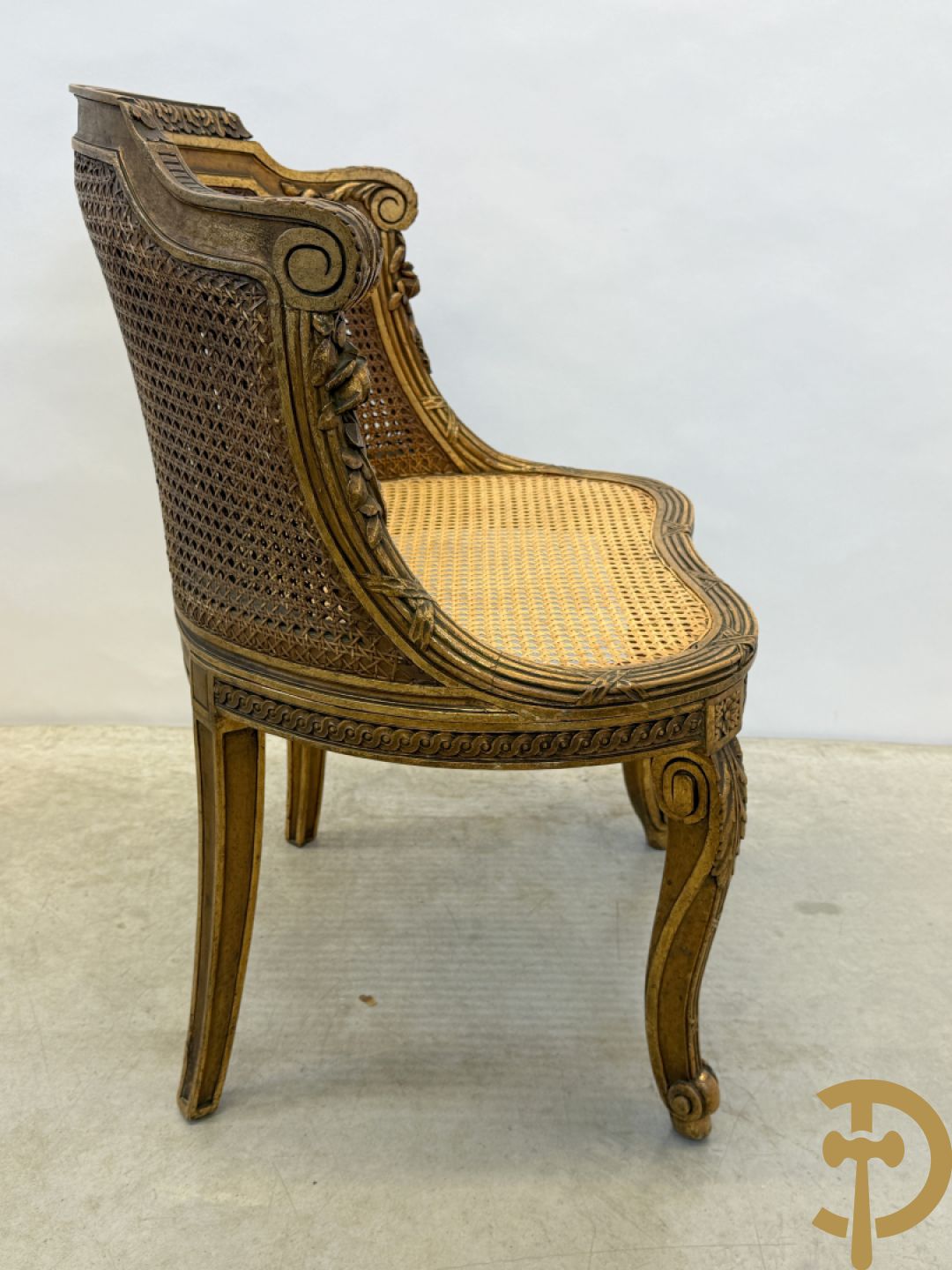 Paar bijzetzetels Louis XVI stijl met bloemenmotieven op voluutvormige poten, dubbel gecanneerd