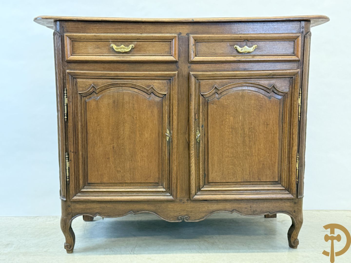 Massief eiken Vlaamse tweedeursdresse met 2 lades, afgestoken panelen en voluutvormige poten, 18e