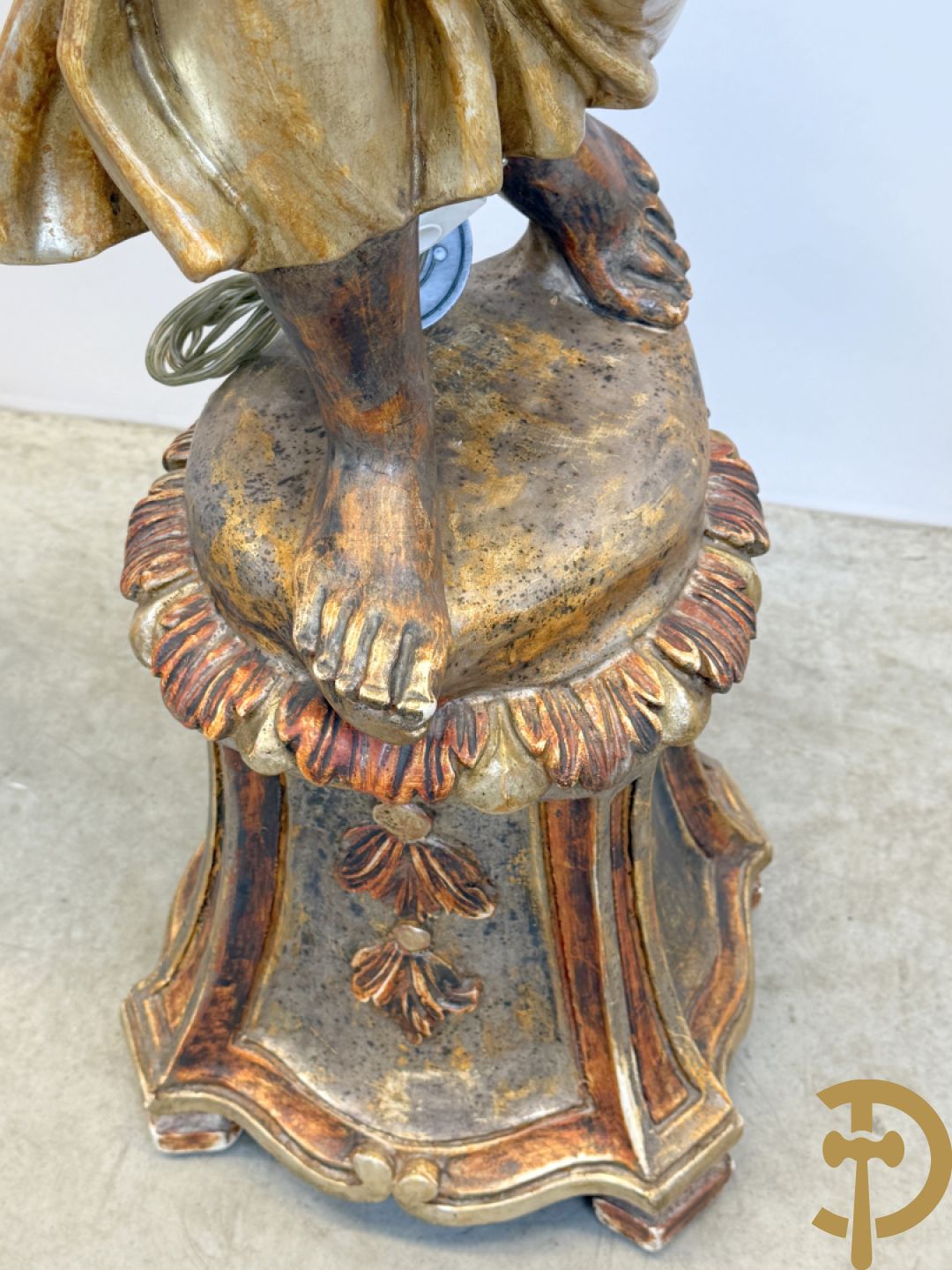 Paar gepolychromeerde dames op sokkel, bekroond met achtarmige kandelaar met lichtpunten en bellen, Italiaans, jaren 