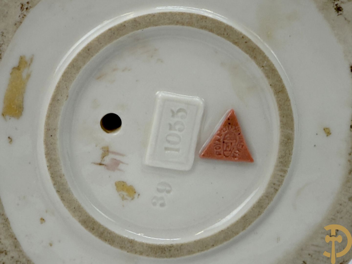 Royal Dux beeld van melkmeisje, onderaan genummeerd 1055 + vaas met zittende dame, Royal Dux stijl