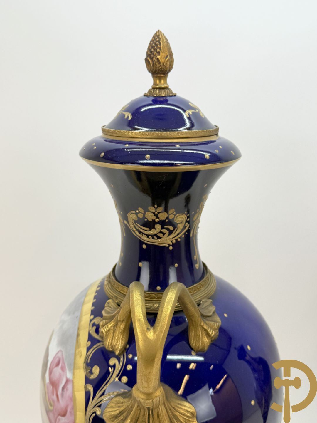 Paar Sèvres stijl vazen met bronzen oren en éénzijdig decor van cupido