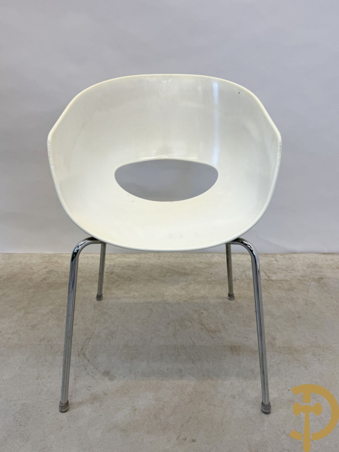 Twee witte vintage stoelen op chromé onderstel, Sintesi Orbit Large ontworpen door Cantarutti