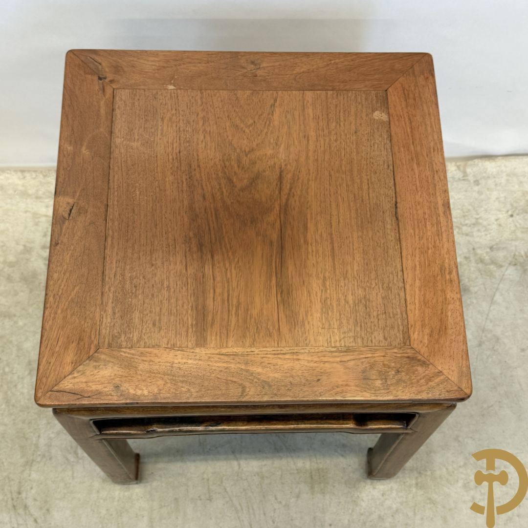 Twee hardhouten Chinese bijzettafels + salontafel