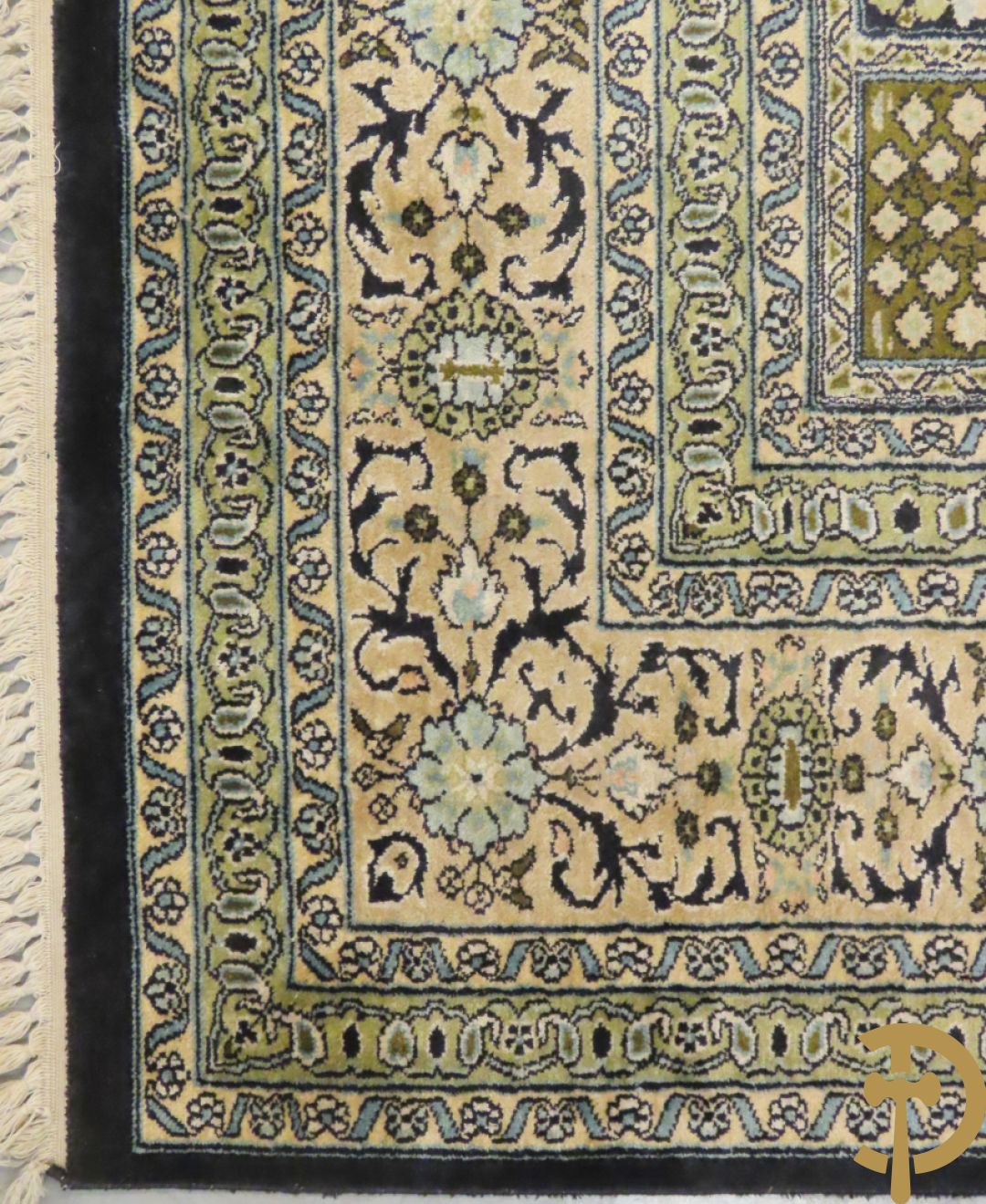 Oosters handgeknoopt tapijt zijde op katoen met patronen