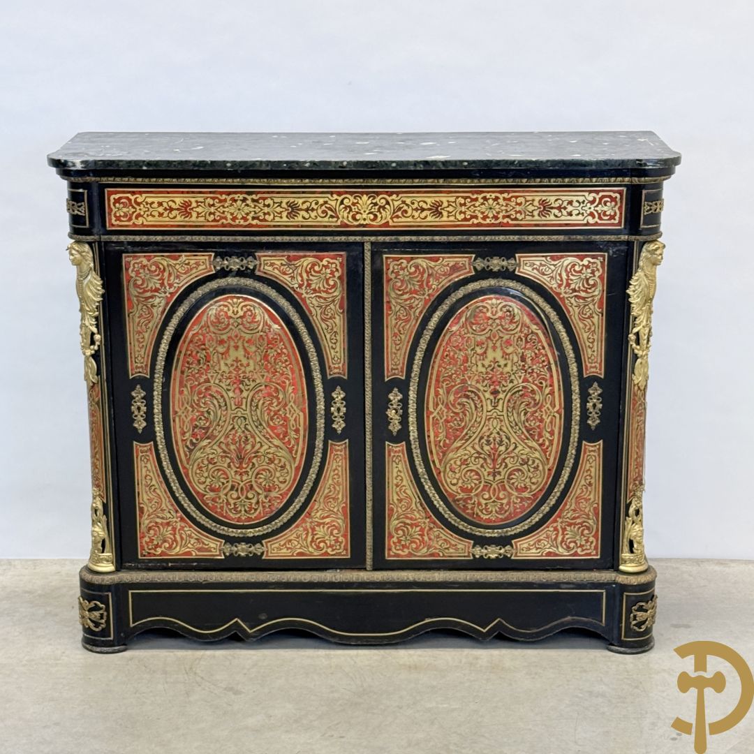 Napoleon III tweedeursdresse bezet met bronzen ornamenten van dameshoofden - paar ovale medaillons in de deuren, alles bezet met Boulle techniek - bovenaan met marmeren blad
