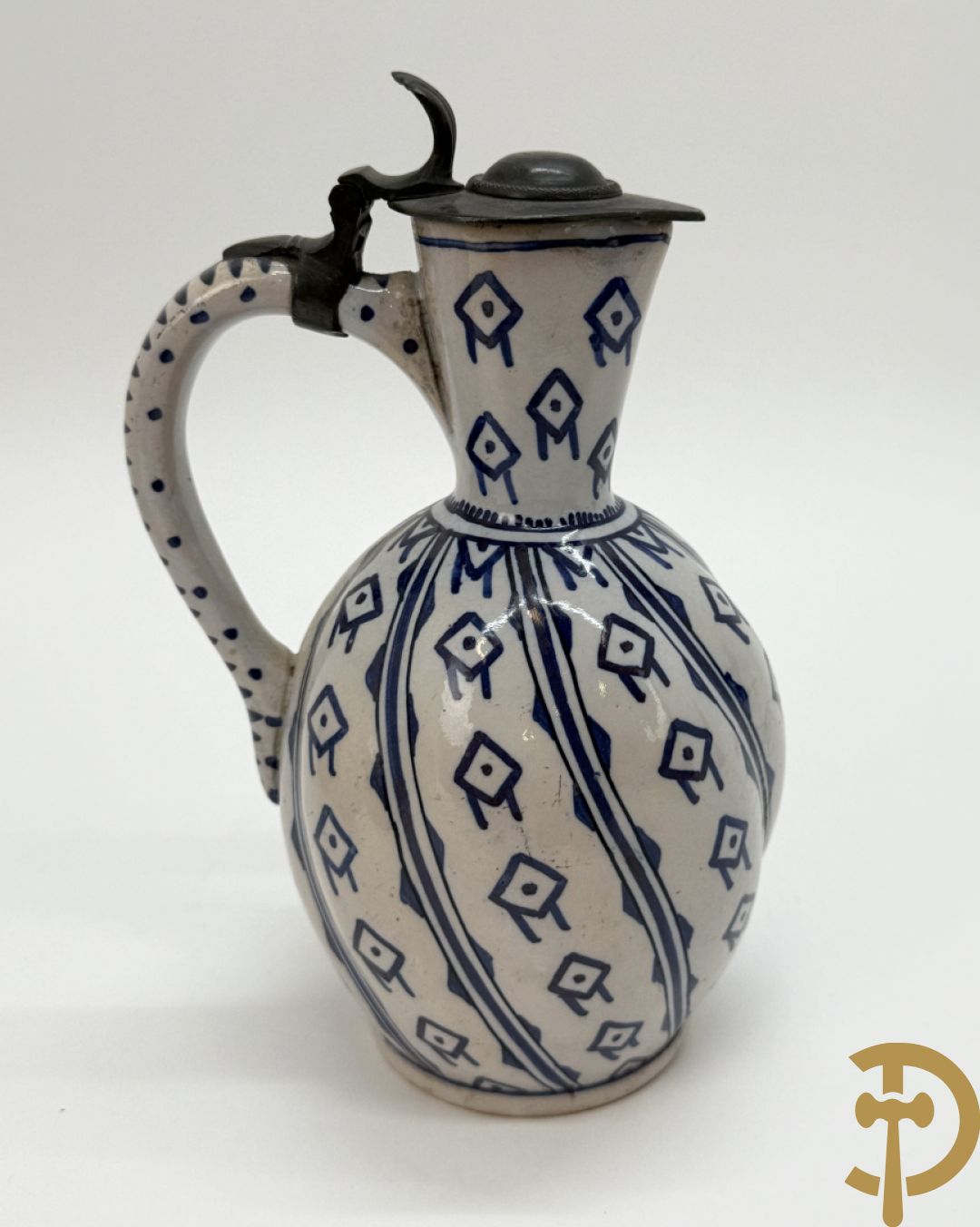 Delftse schenkkan met beschilderd bloemendecor en tinnen deksel + schenkkan in Delftse stijl, gemerkt onderaan BFK 66