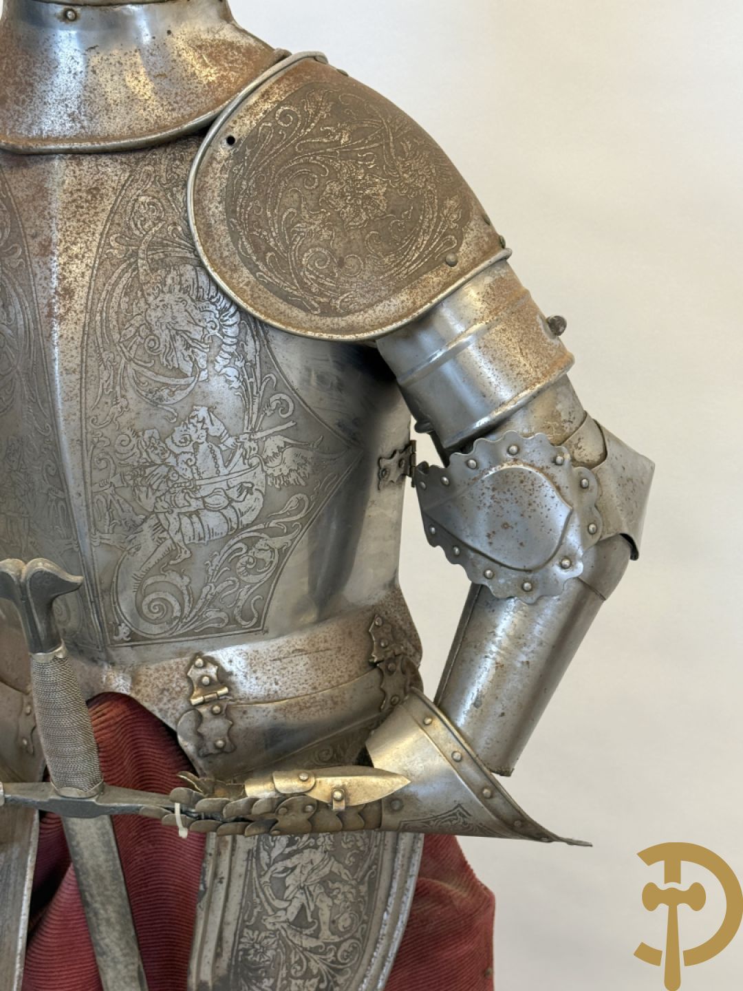 Paar ijzeren decoratieve harnassen ridderuitrusting met geciseleerde motieven op de elementen, met zwaard en ridderhelm - op statief - vermoedelijk Spaans 1930-1940