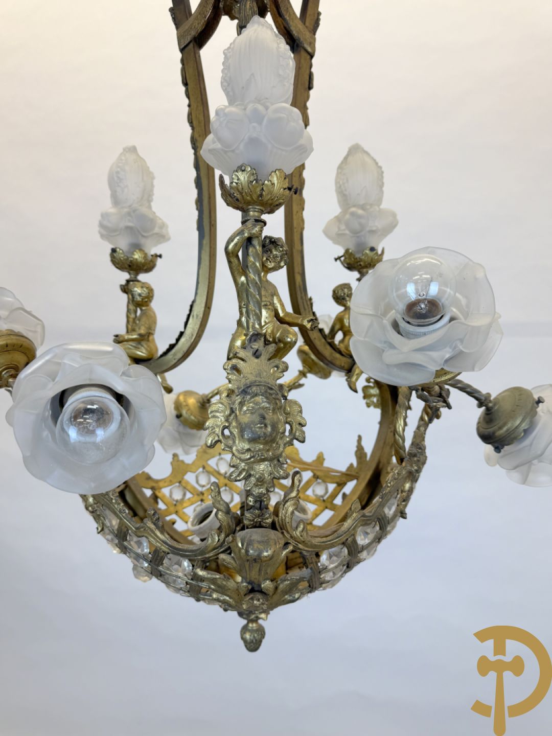 Bronzen Franse luchter met geajoureerde mand, bezet met medusakoppen en 3 cupido