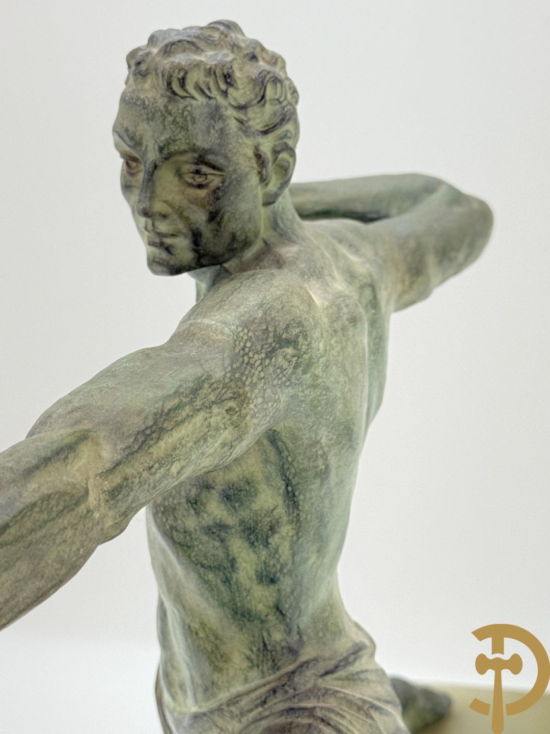 Kunstbronzen Art Deco beeld van boogschutter op onix marmeren basis