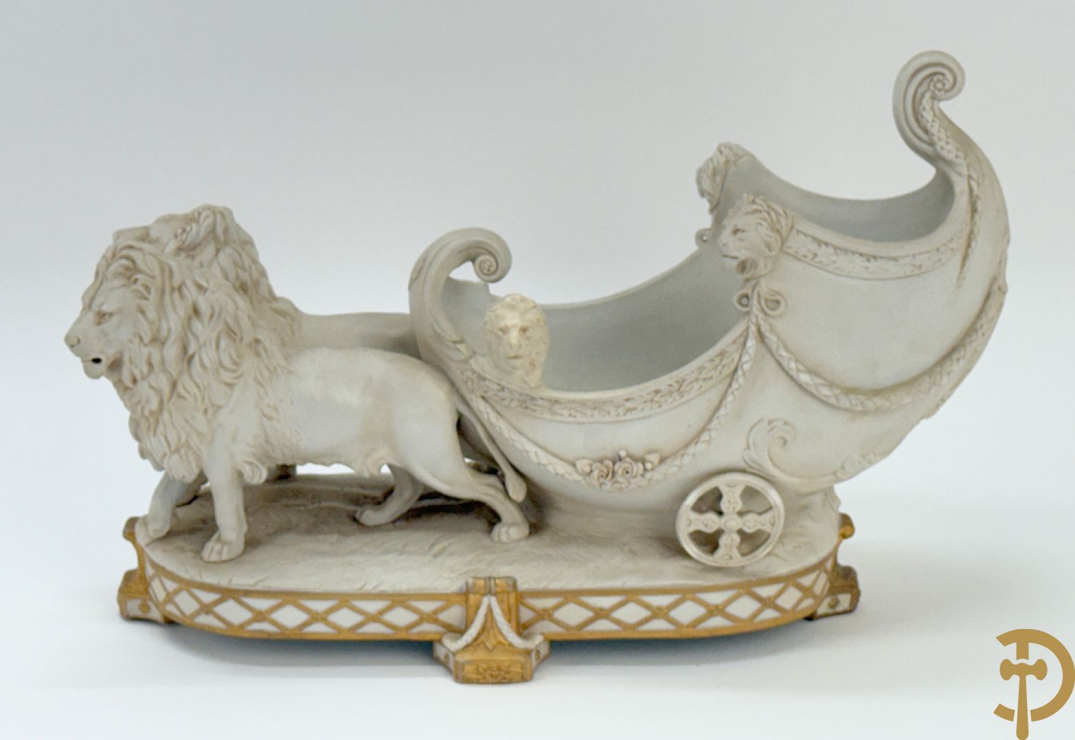 Biscuit beeld met leeuwen trekkende een open koets, getekend onderaan