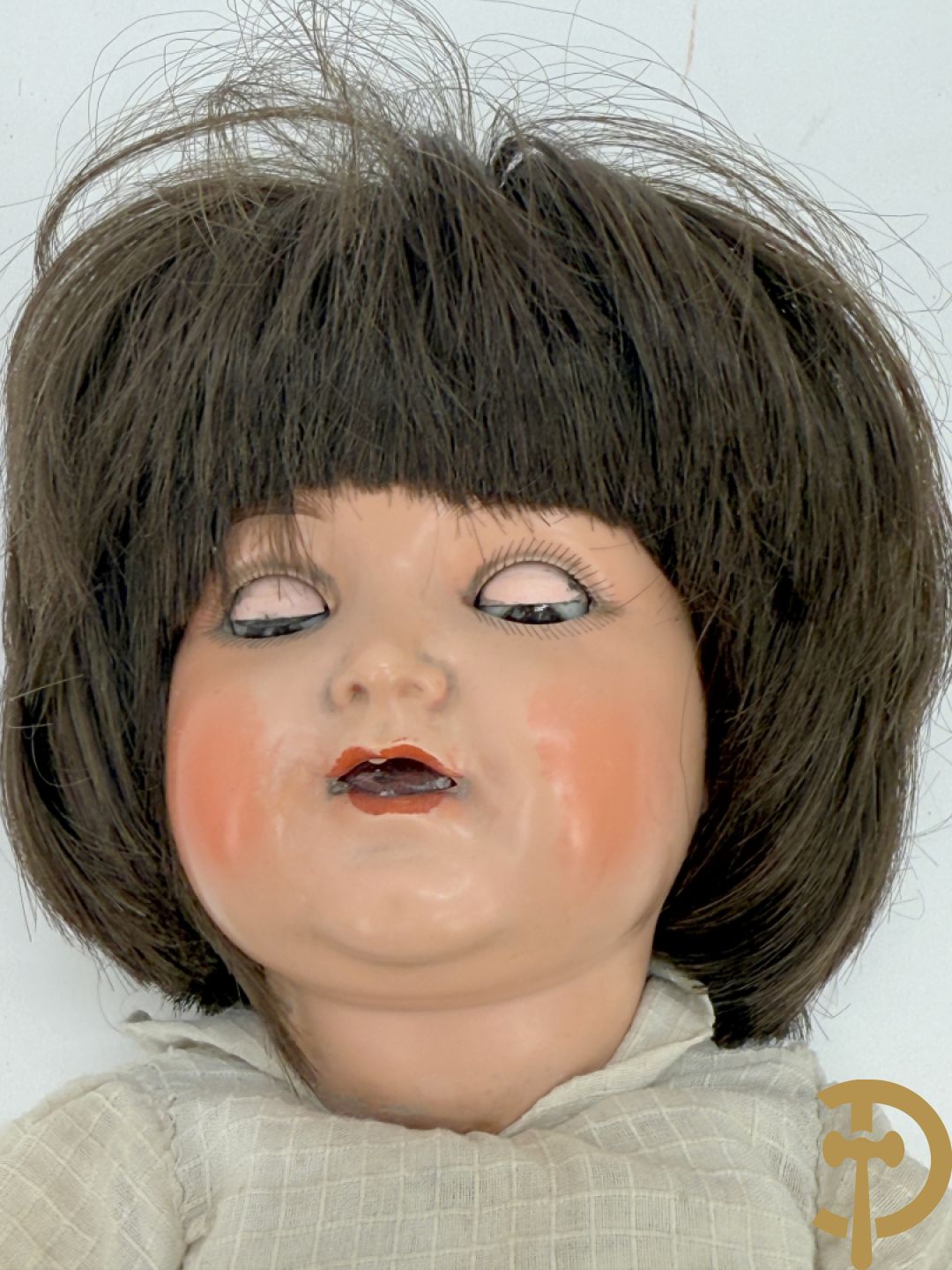 Oude pop met papier maché ledematen, gemerkt K R36/.728 + oude pop met papier maché ledematen en kantelbare oogjes + oude pop in papier maché, gemerkt Unis France 301 + oude pop in papier maché, onleesbaar gemerkt + hedendaagse pop met porseleinen ledematen + losse kleertjes