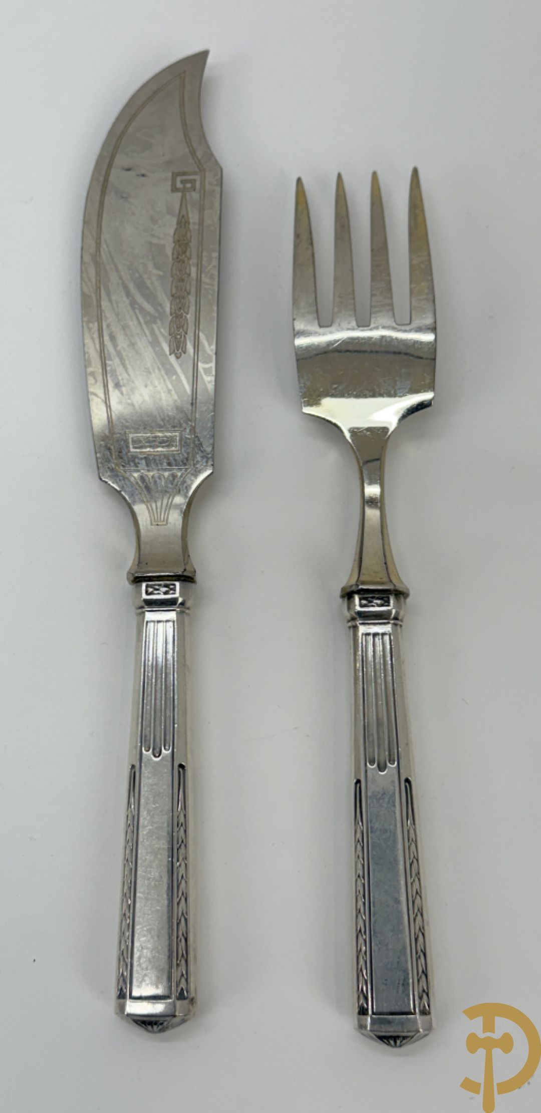 Schrijn met taartschep en 4 dessertvorkjes + 2 theezeefden + wildbestek