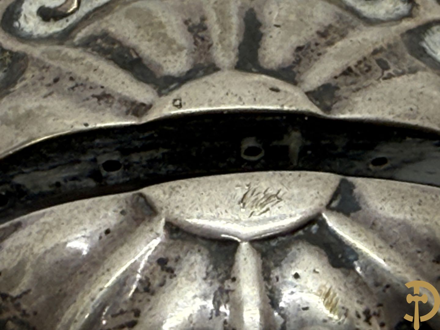 Massief zilveren collectenbus, 2 statieplakkettes, 2 slotjes van boek, wapenschild, penning