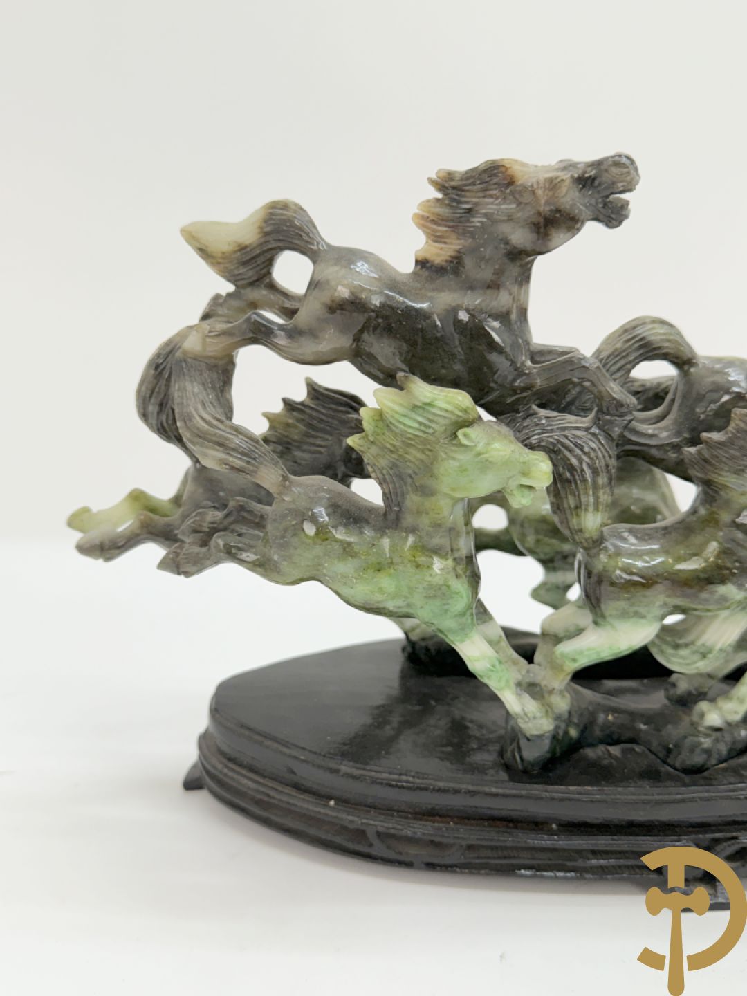 Gesculpteerd beeld met 8 galopperende paarden in jadeiet op houten sokkel