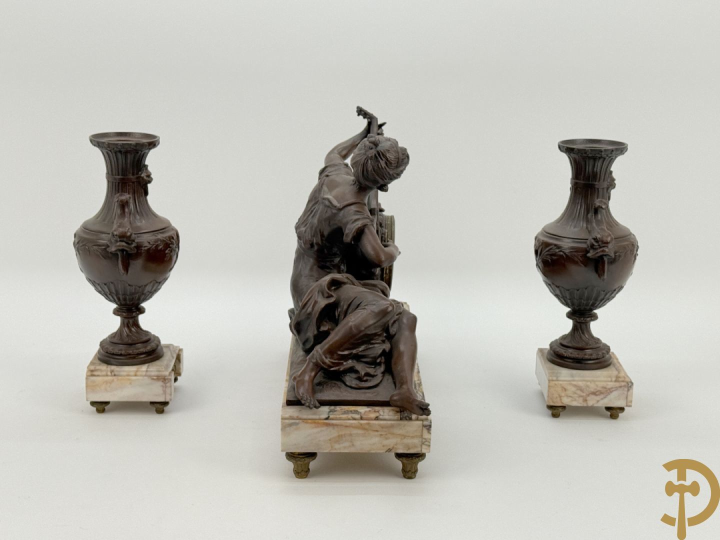 Driedelige zamak garnituur bestaande uit pendule 