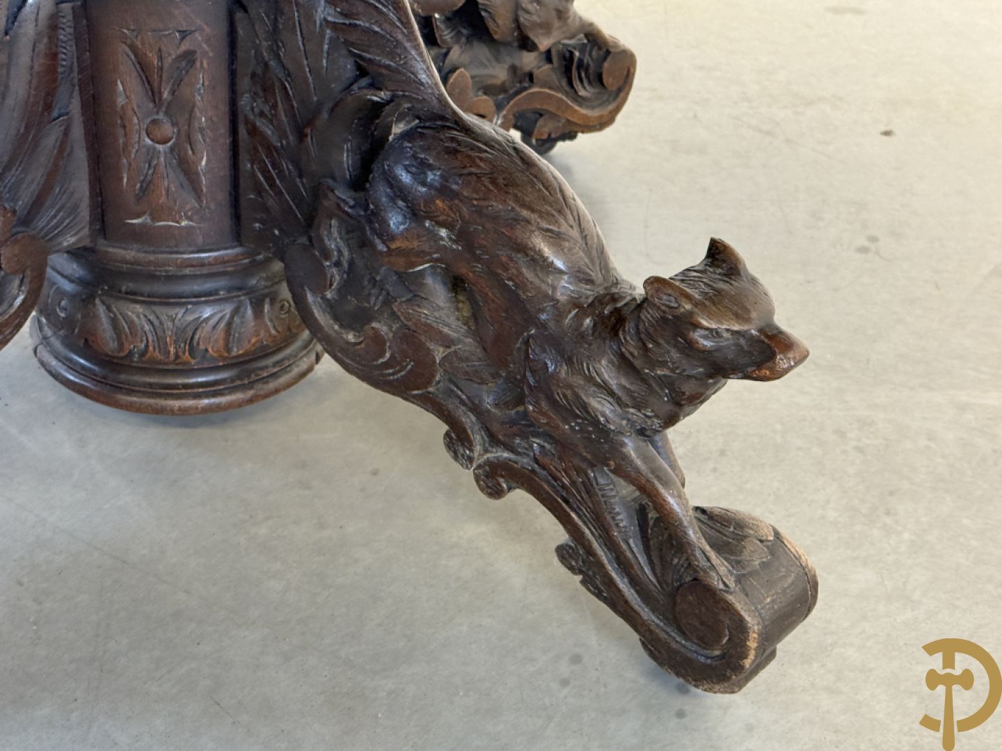 Eiken ovale jachttafel met 4 verschillende dieren + zes stoelen met canage op getorste poten (verschillende modellen)