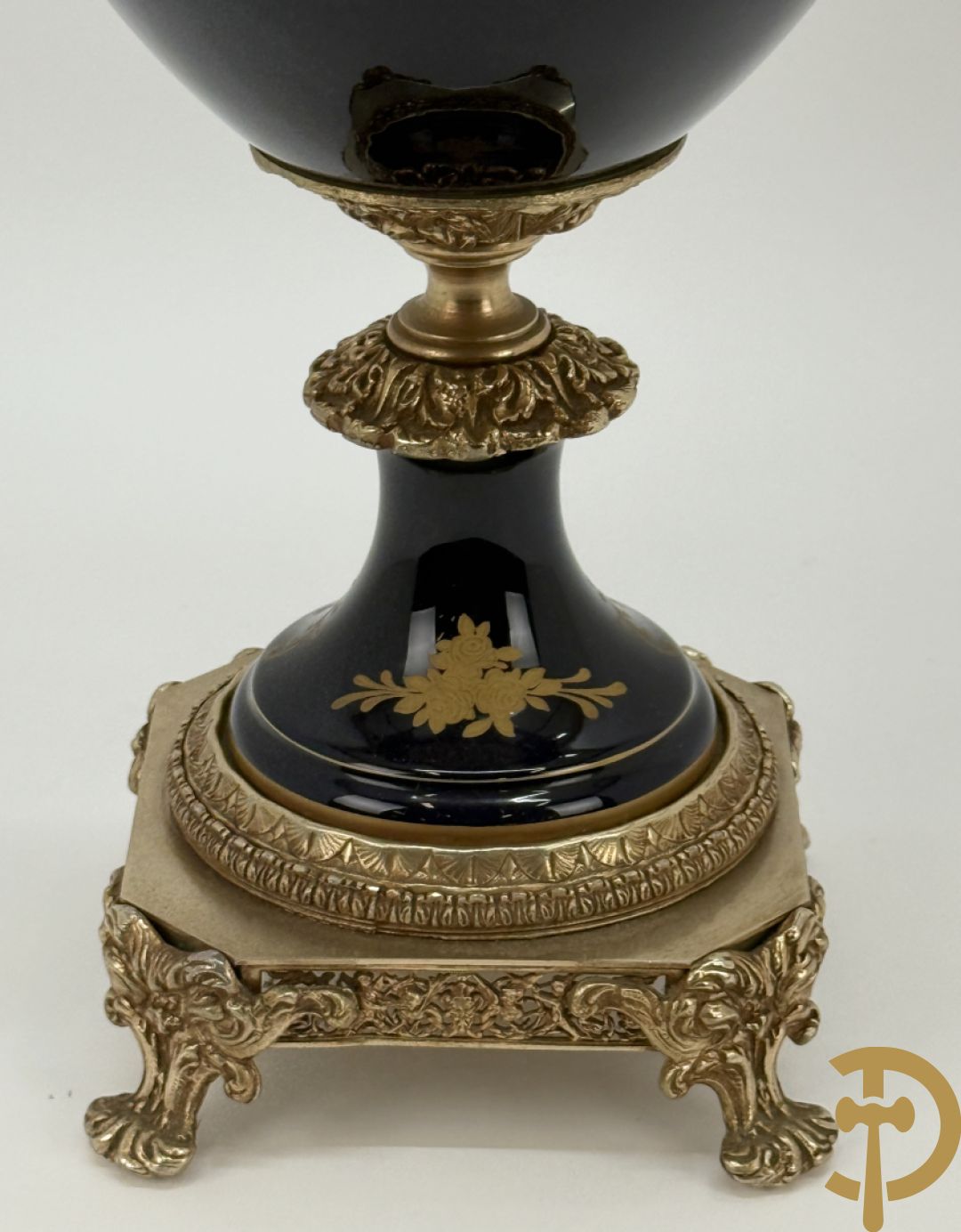 Onleesbaar getekend Sèvres stijl vaas met geanimeerd landschapsdecor en zijdelings met bronzen ornamenten bezet