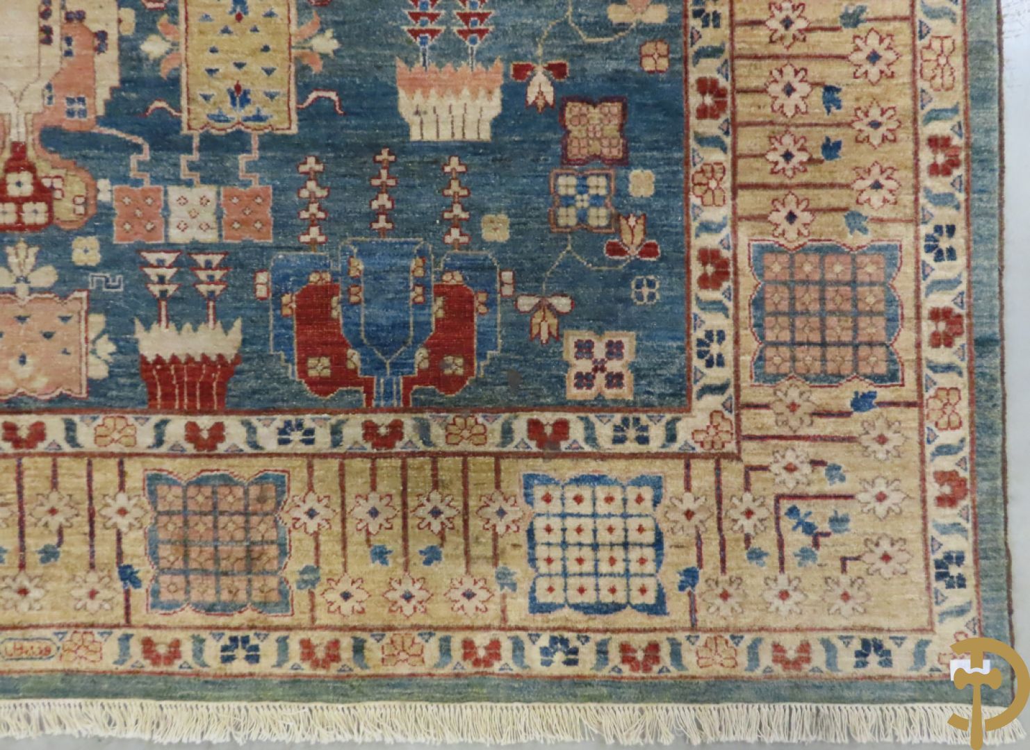 Oosters handgeknoopt tapijt met blauwe fond en geometrische bloemenmotieven