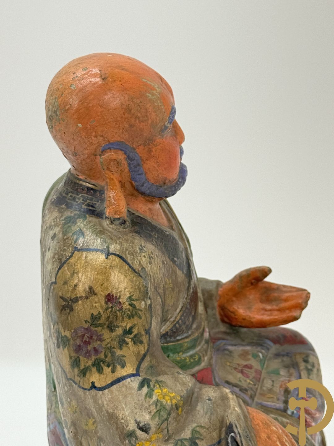 Houtgesculpteerde en gepolychromeerde zittende Aziatische wijsgeer