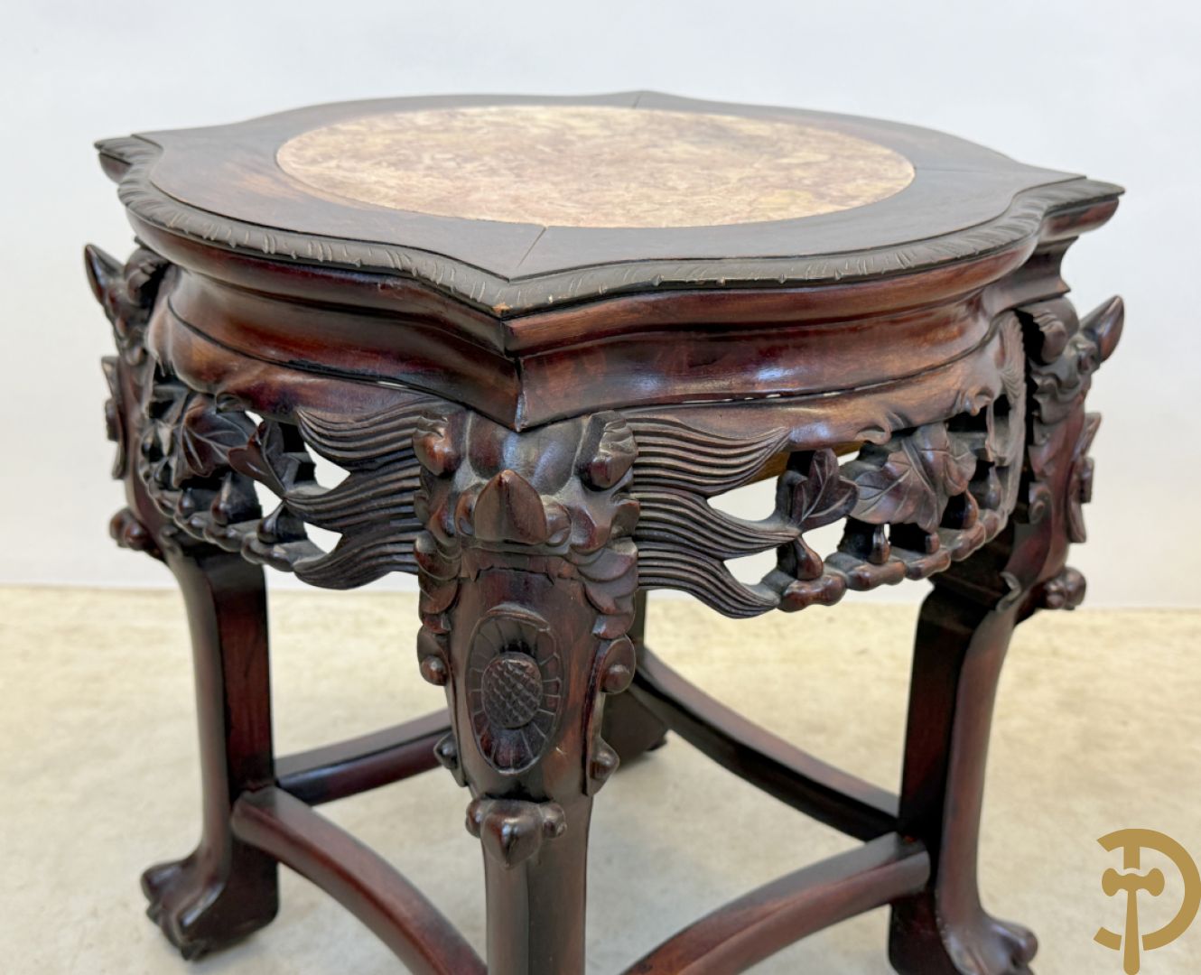 Achthoekige en afgeronde Chinese sokkel met sculptuur