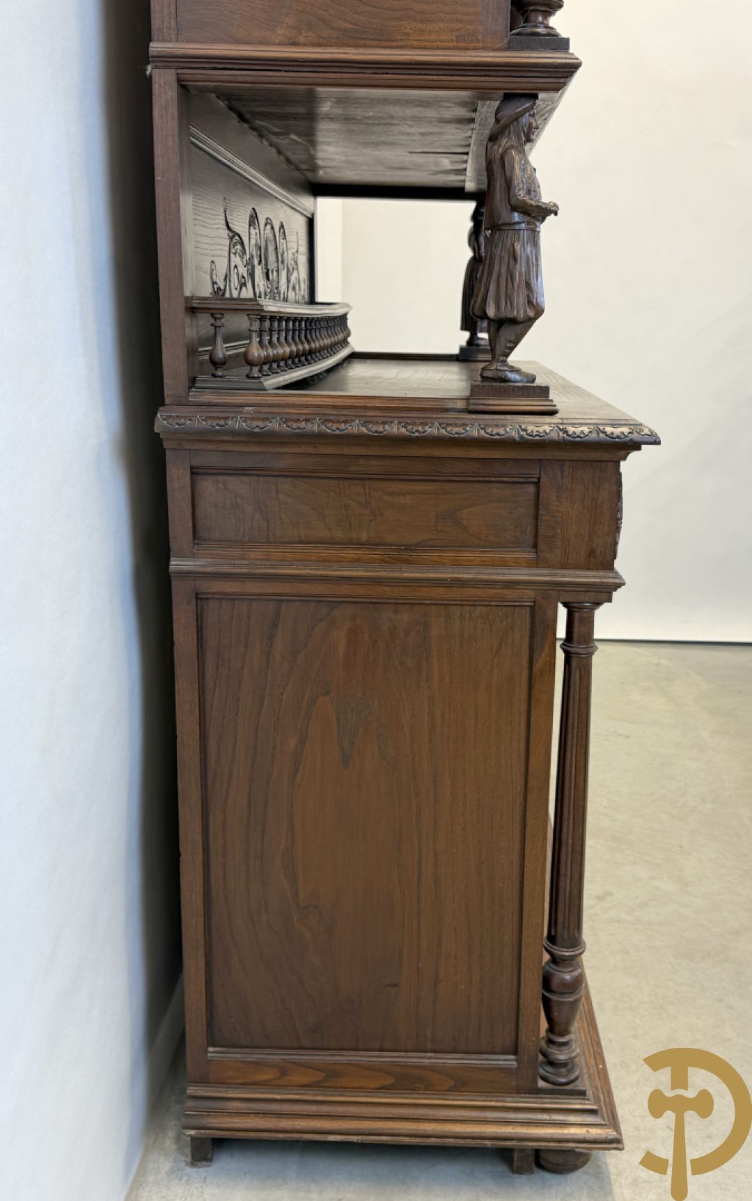 Massief eiken Bretoense eetkamer bestaande uit buffet met 3 deuren boven, 2 deuren onder, lades midden en gesculpteerde geanimeerde scènes + desserte + uittrekbare tafel + 6 stoelen + extra allonge