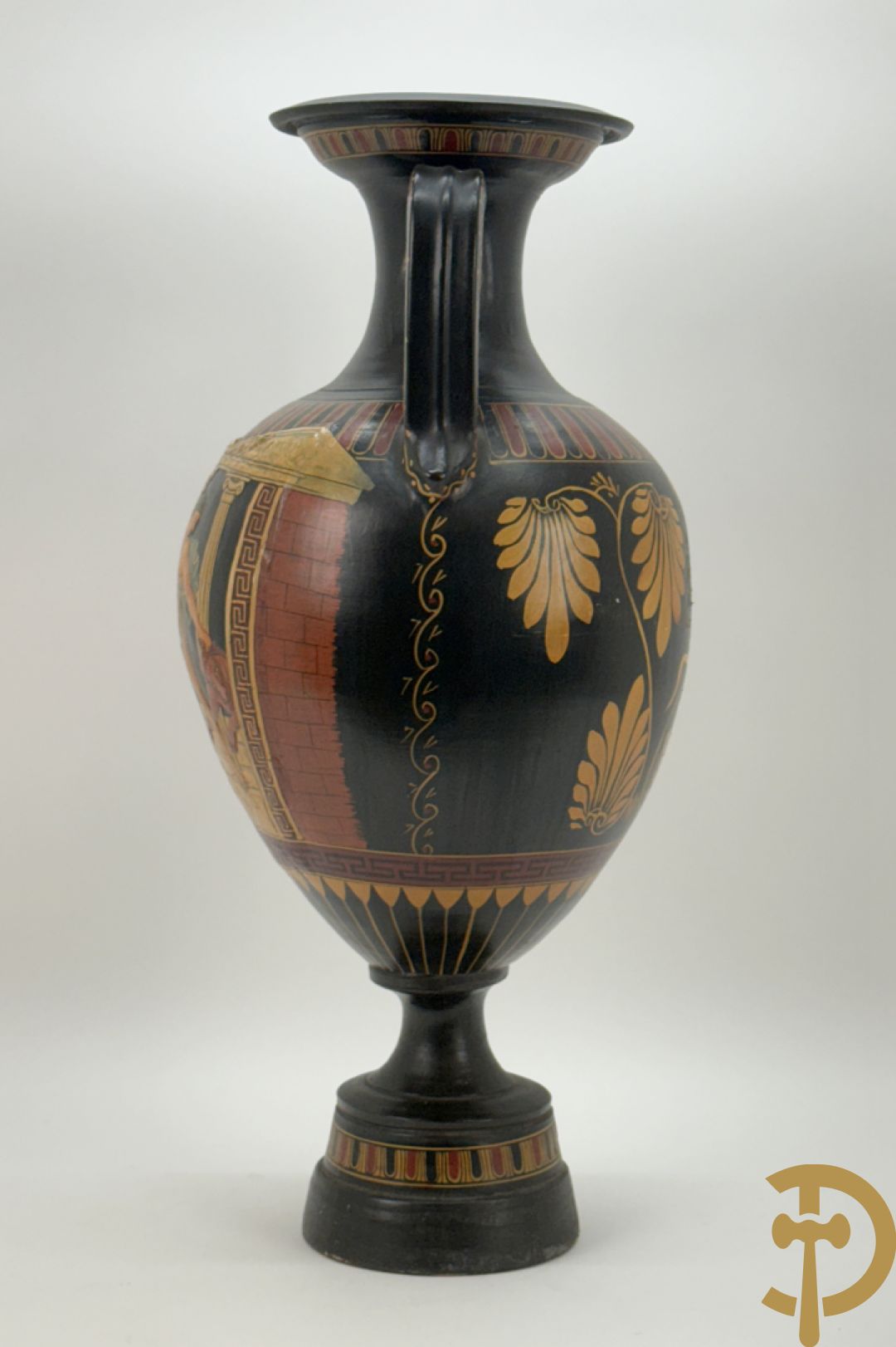 Amfoorvormige vaas in terra cotta met voorstellingen uit de Klassieke oudheid, Griekse stijl