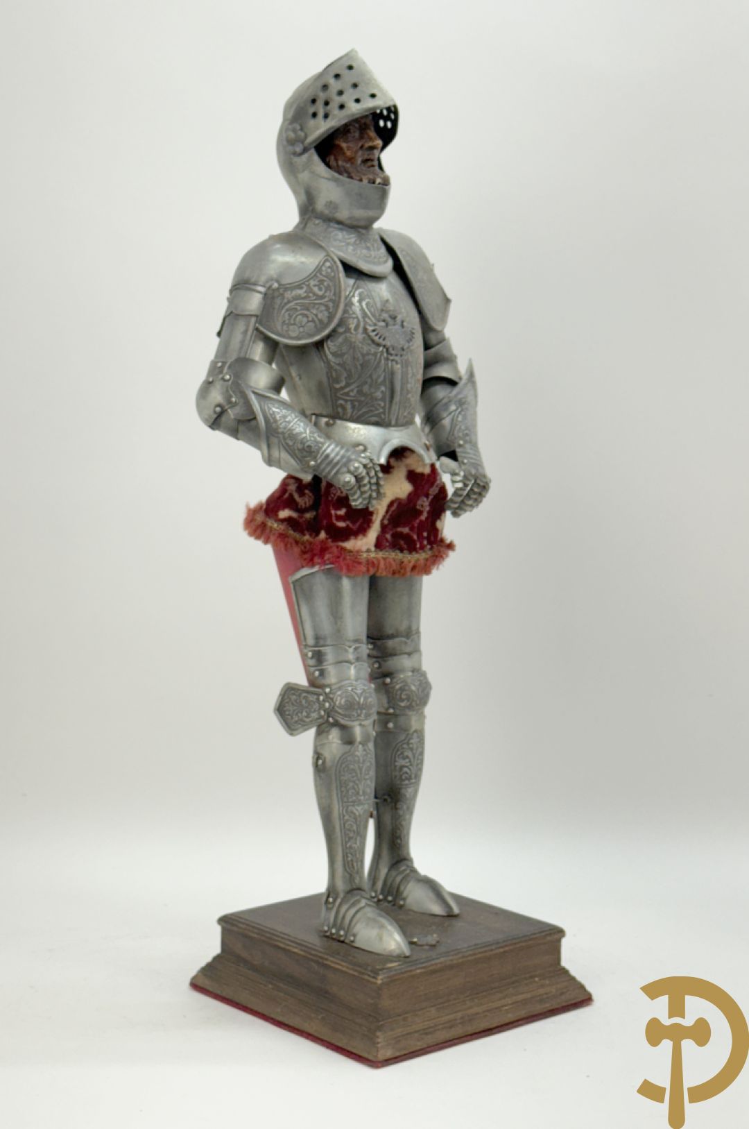 Miniatuur harnas met terra cotta hoofdje in helm op houten voet