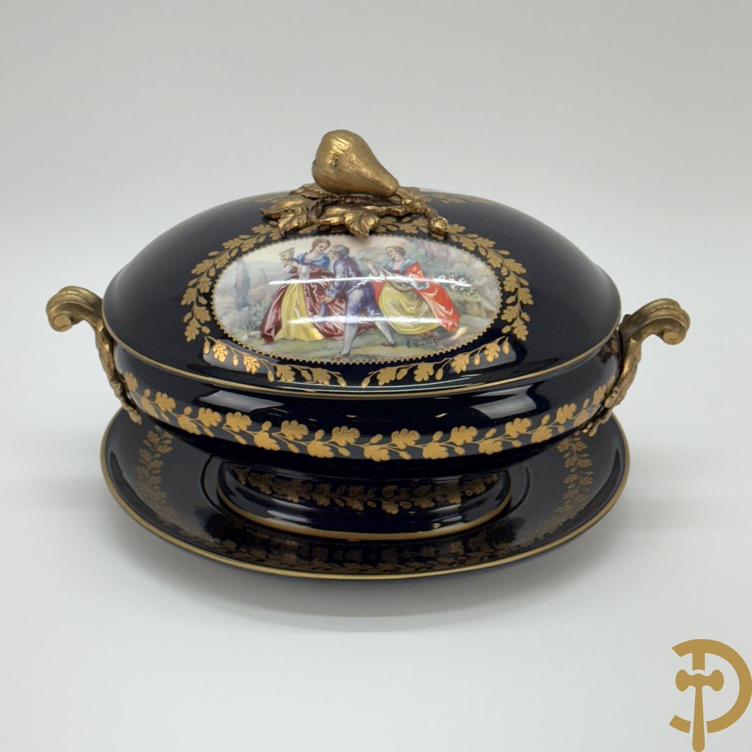 ROULI E. getekend, donkerblauwe Sèvres stijl coupe met deksel op onderschaal en bezet met bronzen ornamenten, gemerkt ACF onderaan