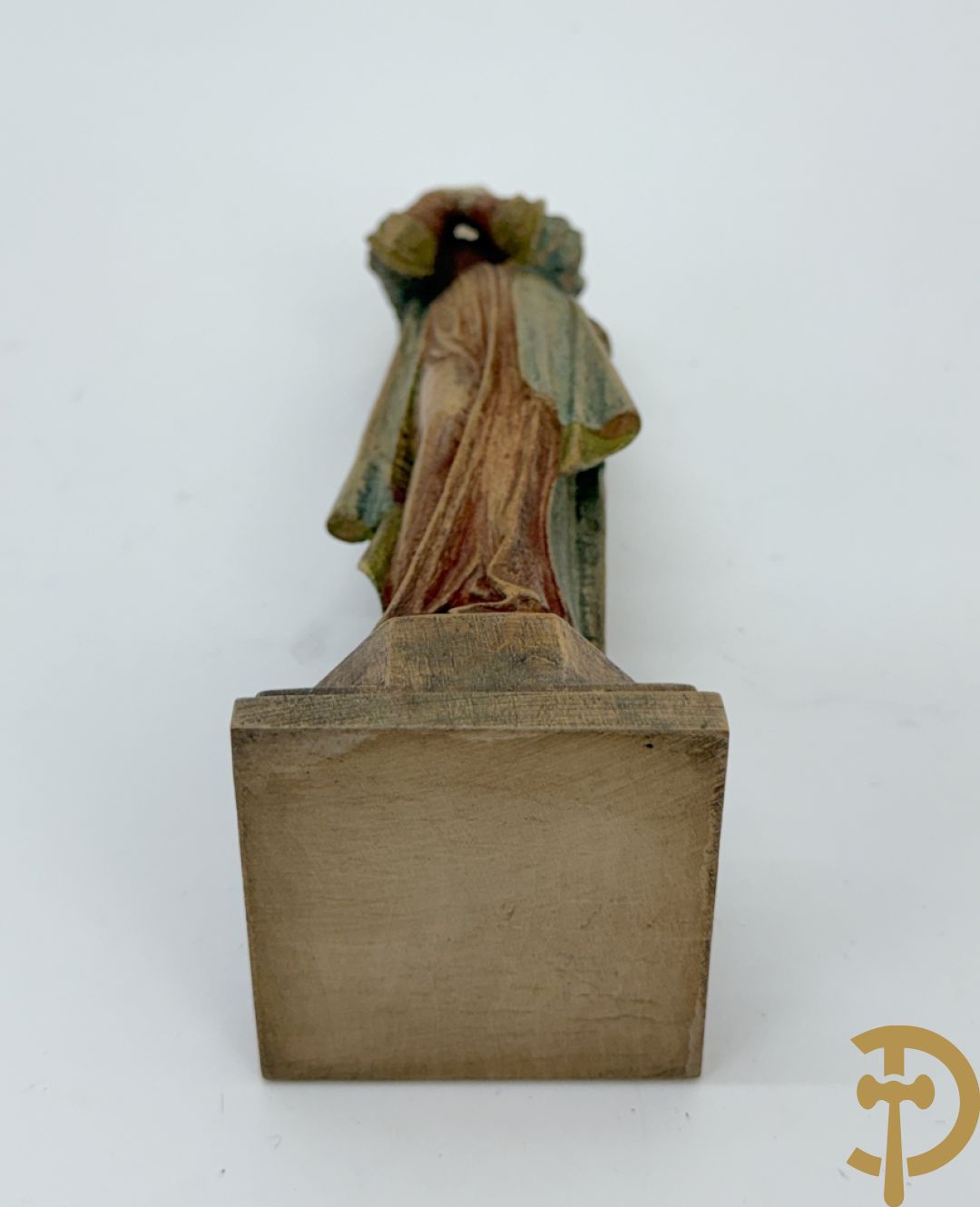 Twee Engelse meerkleurige keramieken sierstukken met personages + vier koppels Engelse biscuits + waterdrager in Royal Dux + 2 houtsculpturen