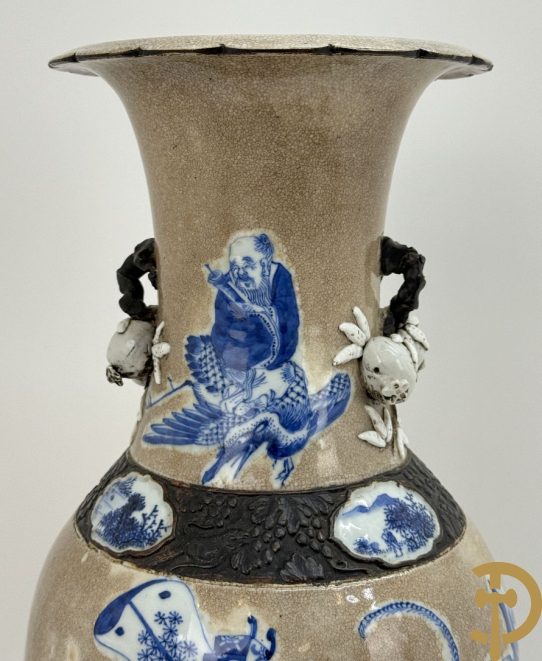 Antieke Chinese Nankin vaas met decor van wijsgeren, onderaan bezet met hert en bovenaan met pioenrozen