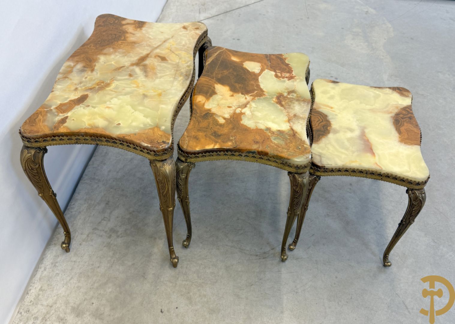 Drie cigognetafels met onix marmeren blad op koperen voluutvormige poten + 2 bijzettafeltjes op koperen voet