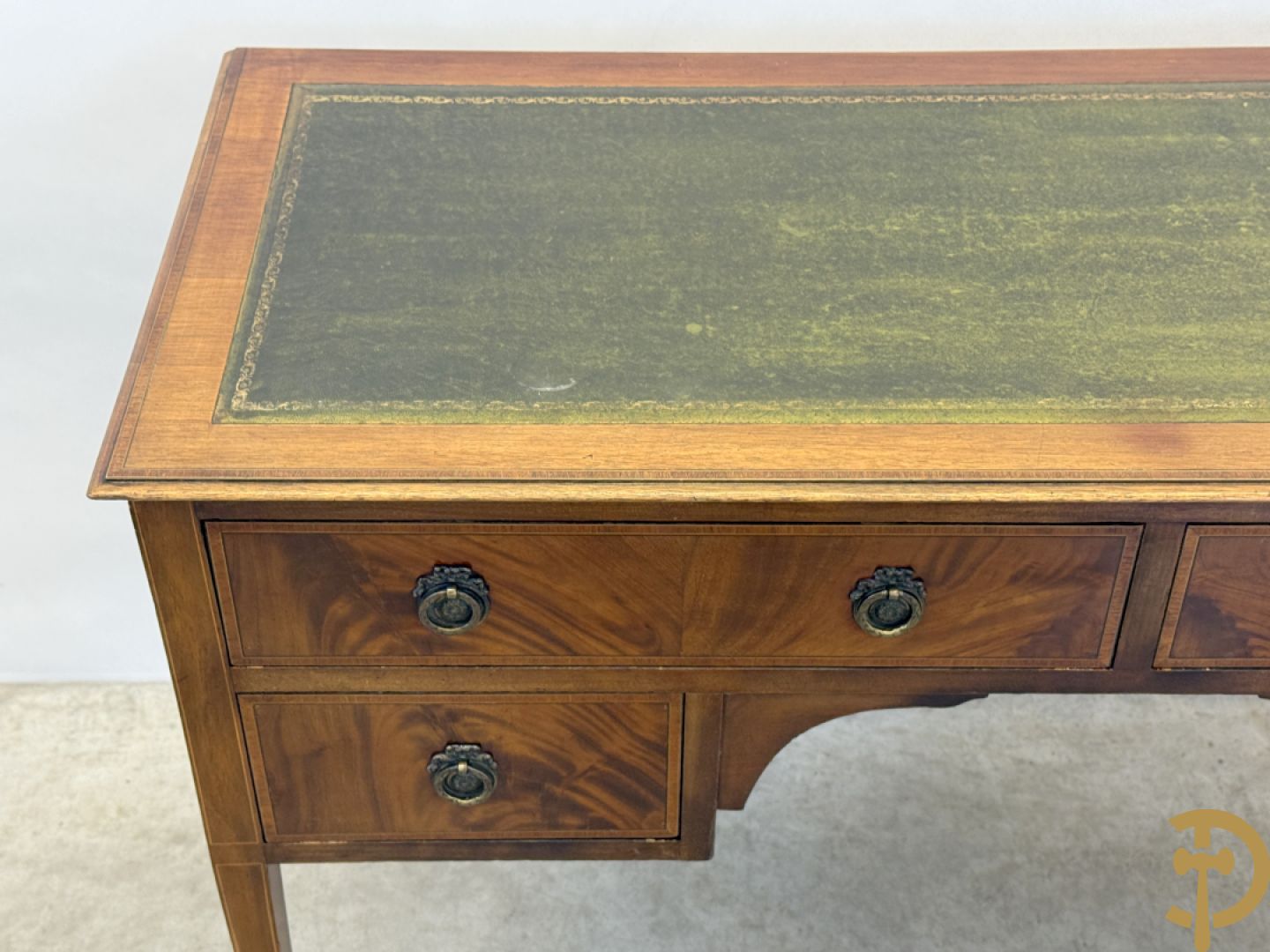 Engelse mahoniehouten opschiktafel met 4 lades op hoge pootjes