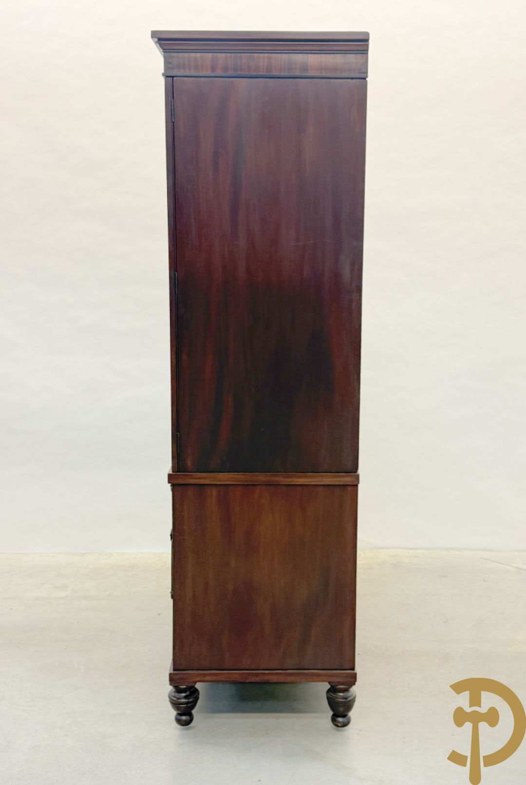 Engelse mahoniehouten linnenpress met 2 deuren bovenaan,  5 uitschuifbare lades in interieur - onderaan met 4 lades