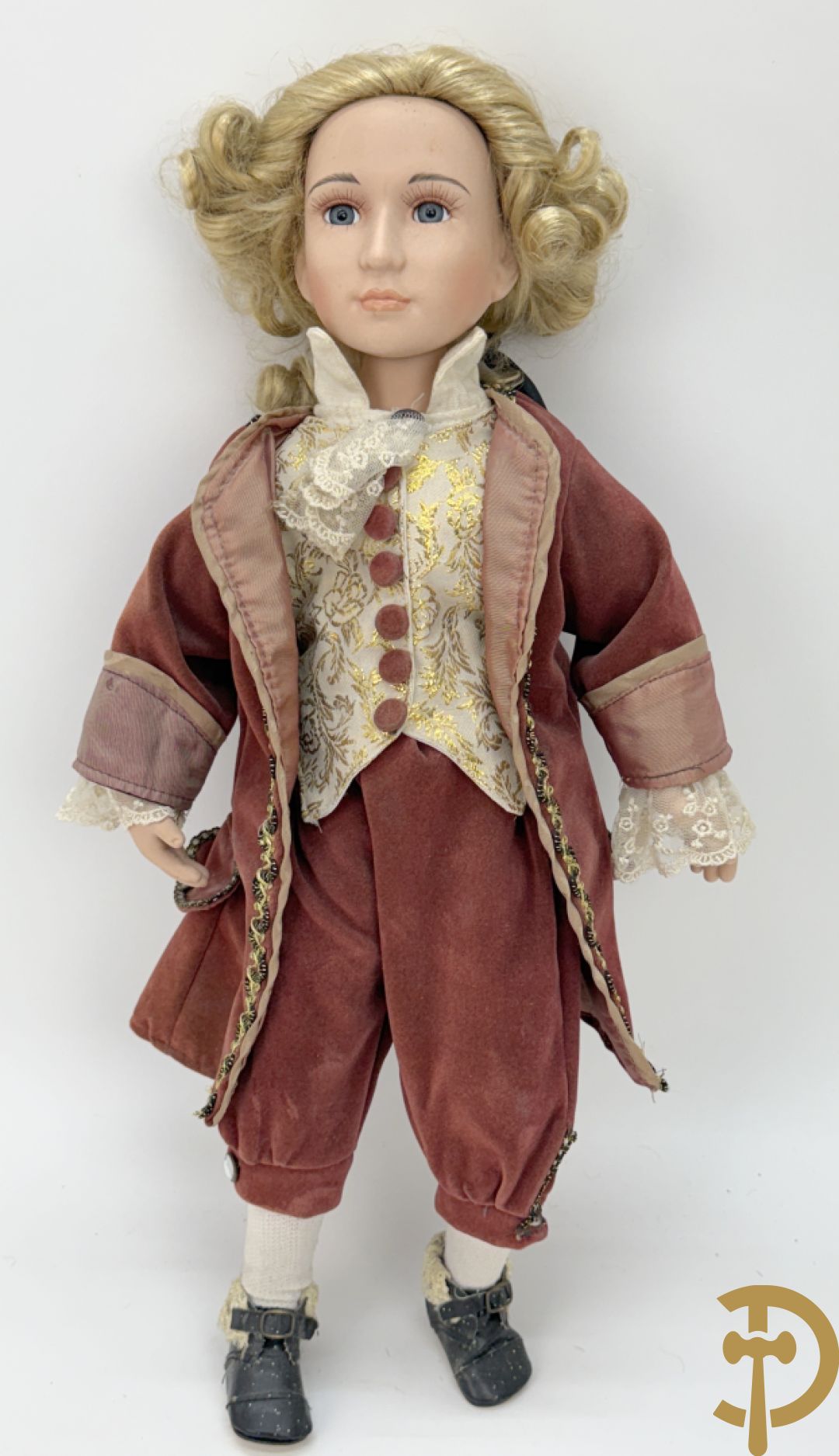 Oude pop met papier maché ledematen, gemerkt K R36/.728 + oude pop met papier maché ledematen en kantelbare oogjes + oude pop in papier maché, gemerkt Unis France 301 + oude pop in papier maché, onleesbaar gemerkt + hedendaagse pop met porseleinen ledematen + losse kleertjes